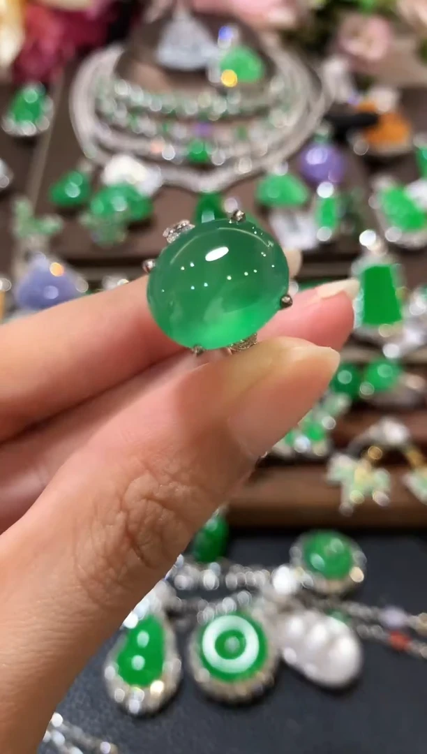 18K金镶嵌戒指翡翠兔*?z131