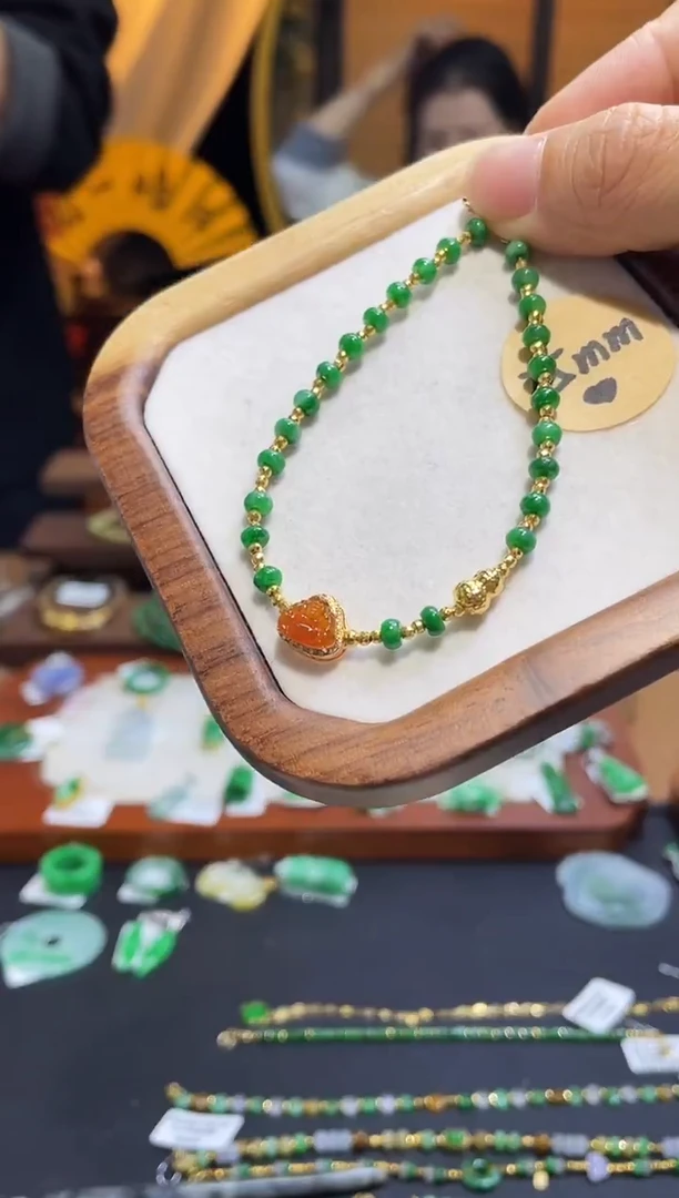 颈饰18K金镶嵌翡翠手链