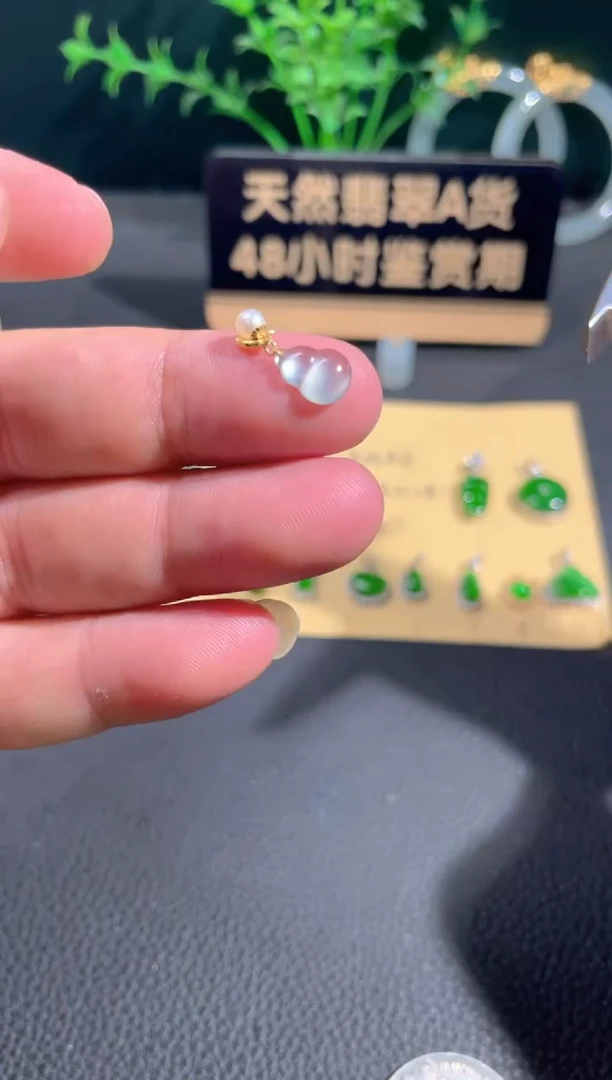 翡翠18K金镶嵌颈饰翡翠