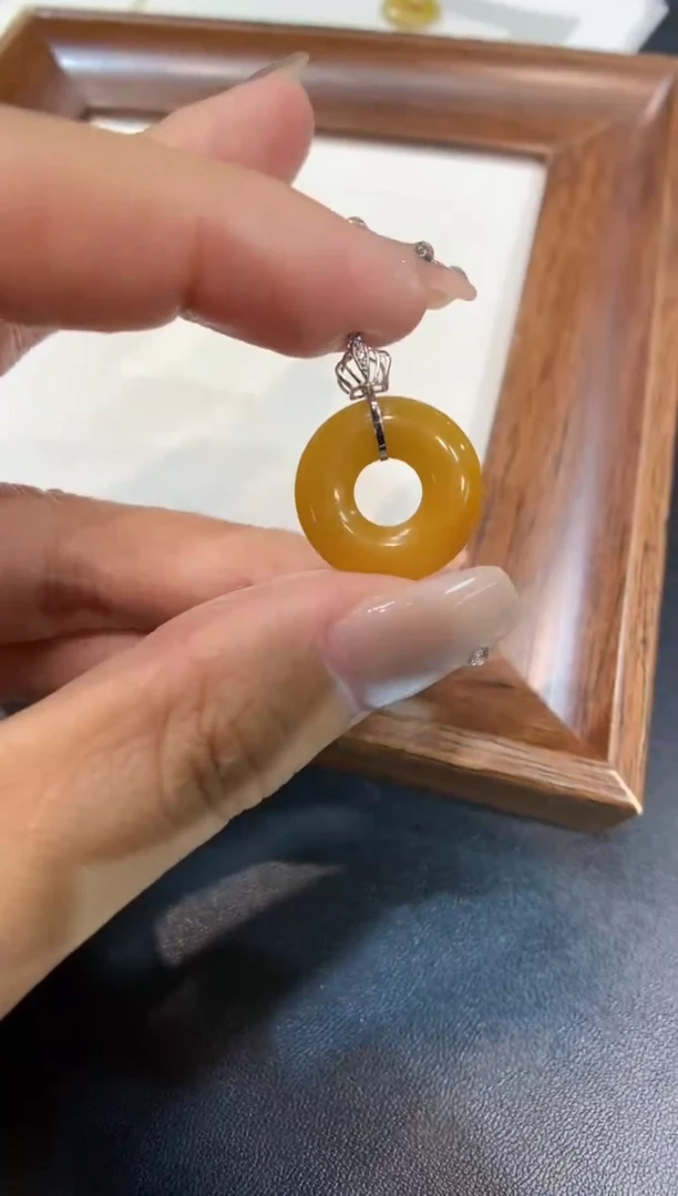 颈饰18K金镶嵌翡翠甜甜圈