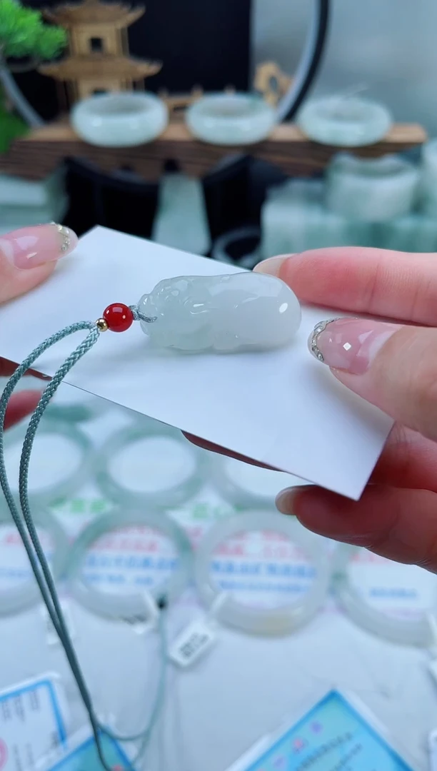 未镶嵌手镯石英质玉（天山翠）貔貅