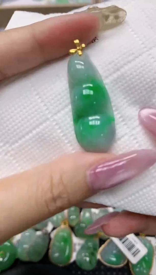 翡翠18K金镶嵌颈饰111111111