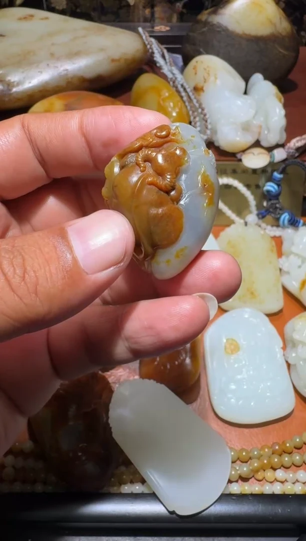 和田玉未镶嵌颈饰小牛