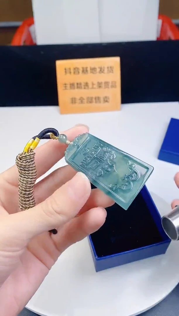 颈饰未镶嵌翡翠`