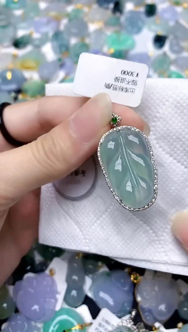 颈饰18K金镶嵌翡翠天然A货翡翠