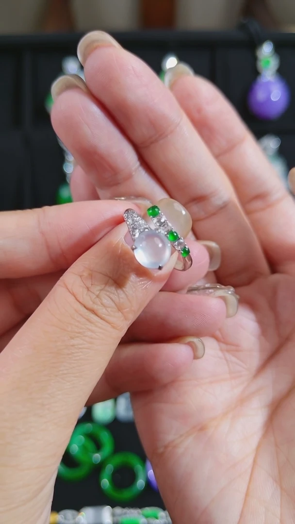 18K金镶嵌戒指翡翠蛋面戒指