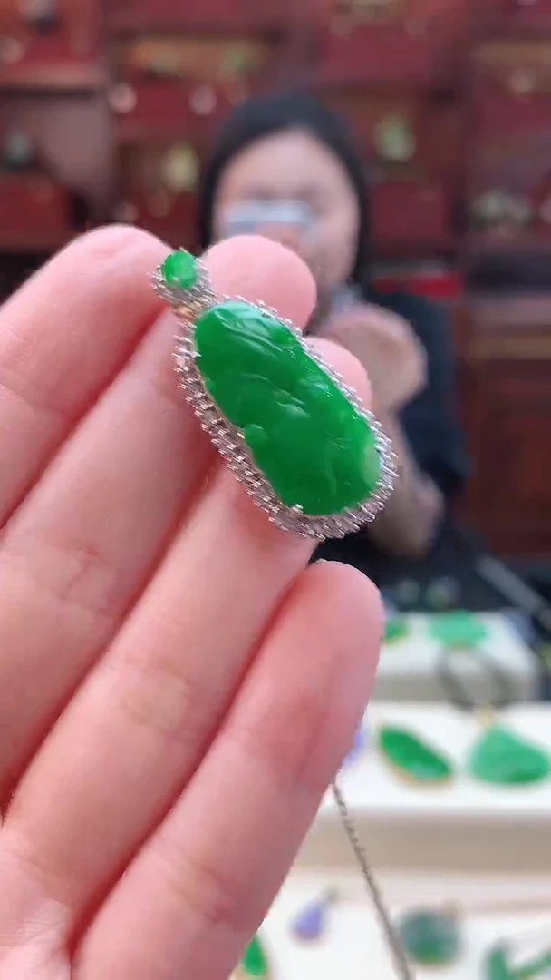 【闪购商品】翡翠颈饰18K金镶嵌赠礼盒证书 敏