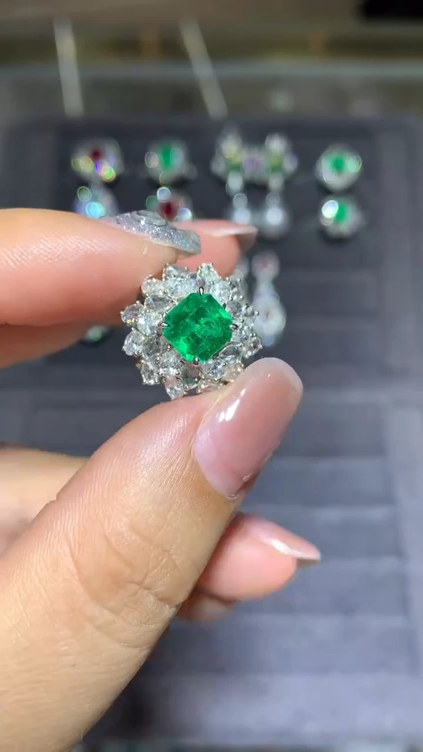 18K金镶嵌戒指祖母绿1.33CT