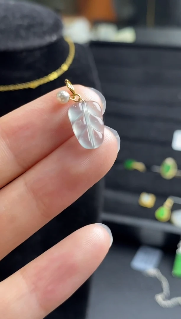 翡翠18K金镶嵌颈饰吊坠