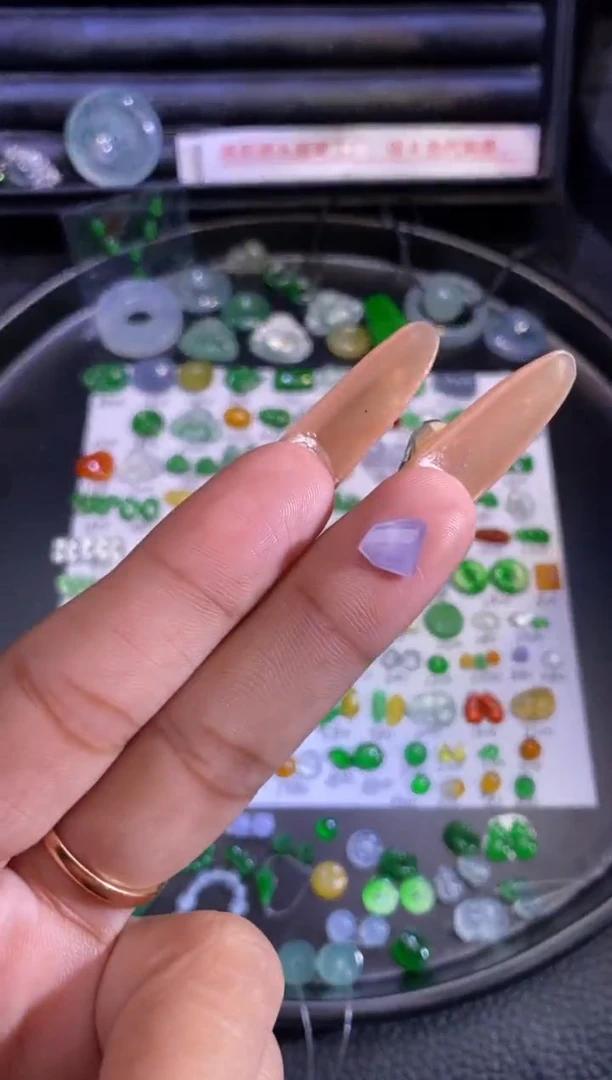 未镶嵌挂件翡翠切割