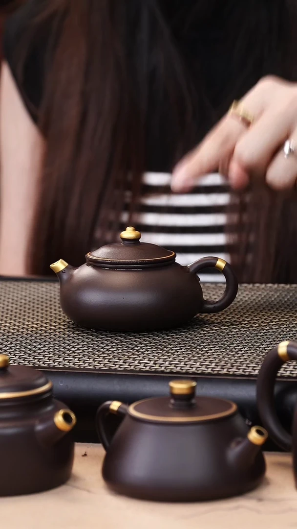 茶壶紫砂四号井茄皮紫泥描金寒江130cc