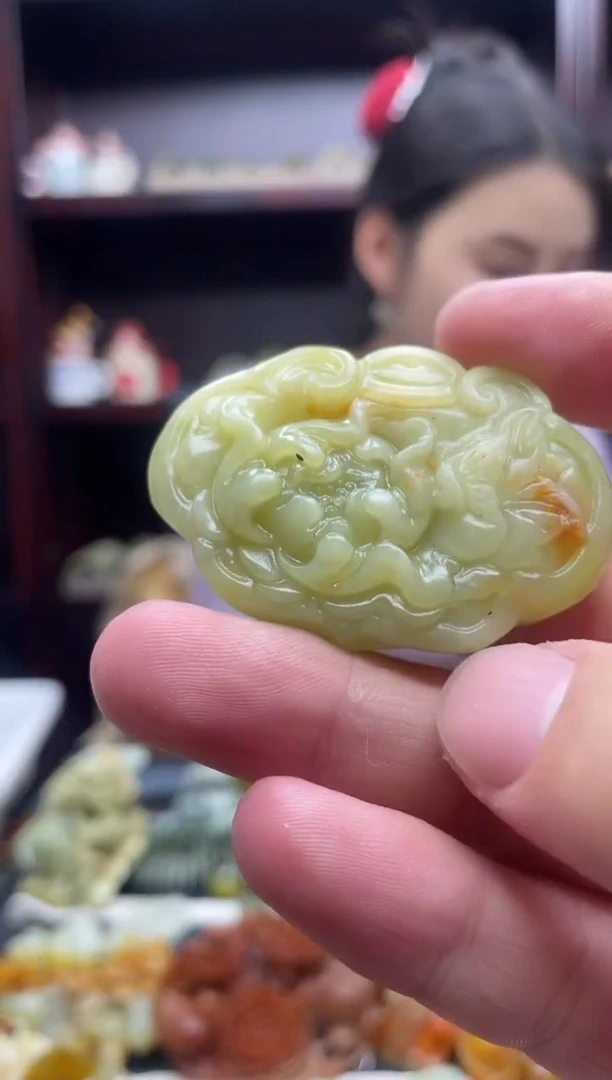 岫玉未镶嵌吊坠·