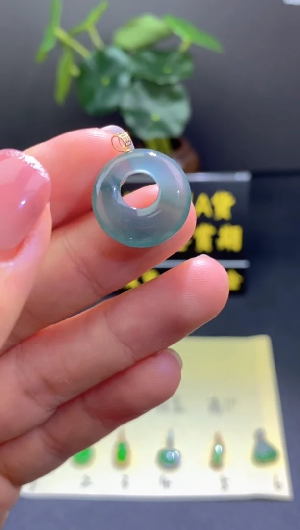 翡翠18K金镶嵌颈饰翡翠吊坠