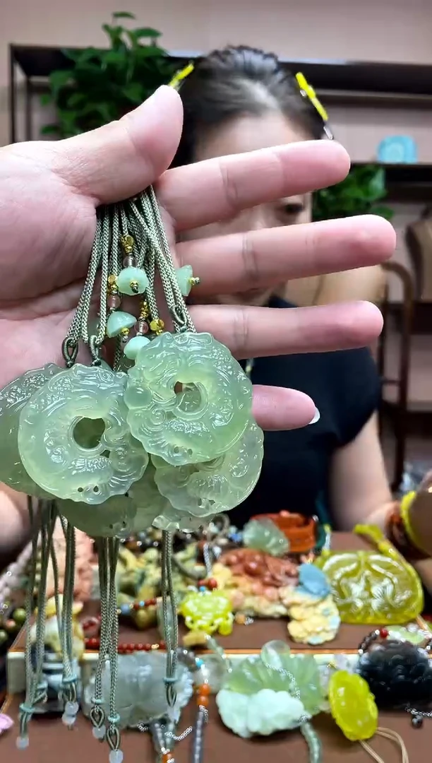 未镶嵌岫玉吊坠多样性发货发其中之一