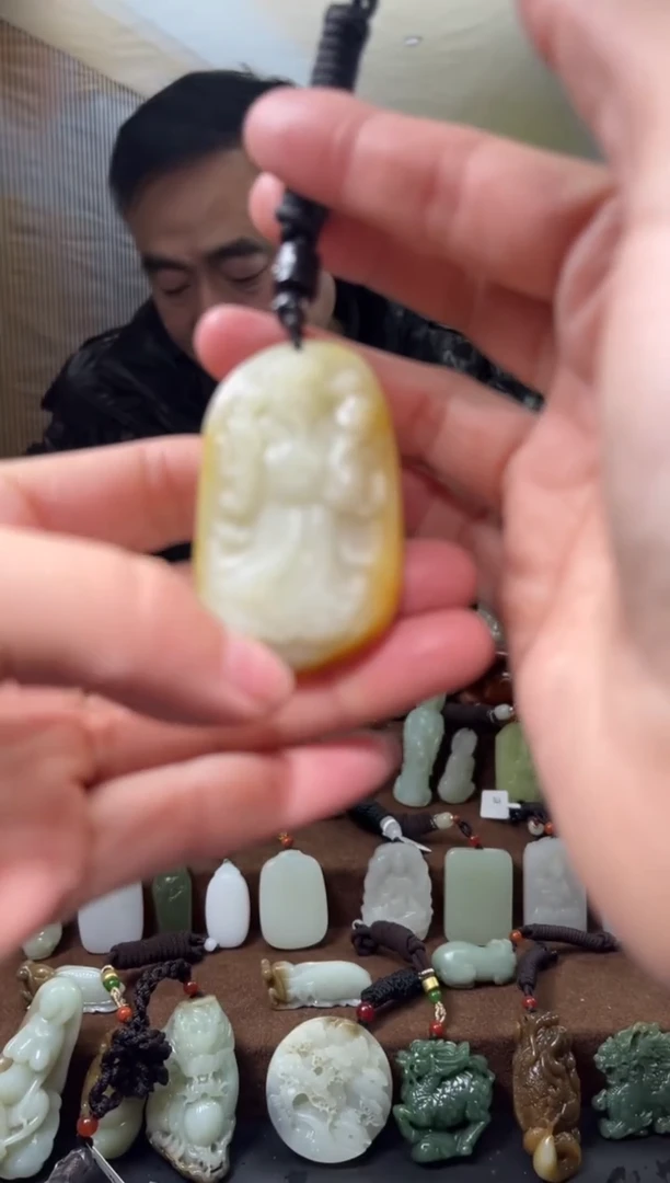 颈饰未镶嵌和田玉.