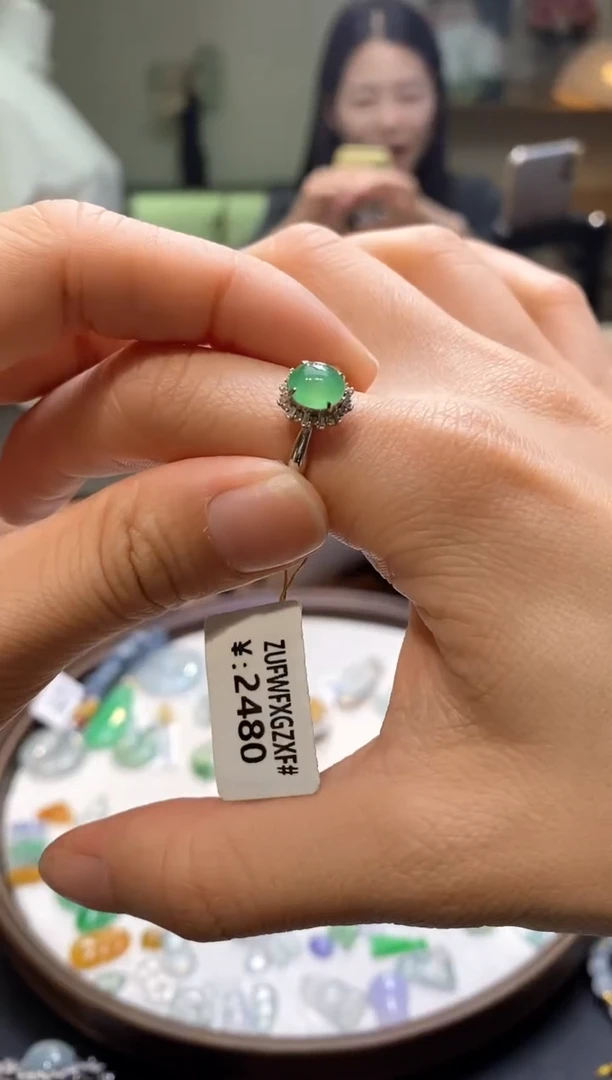 翡翠戒指18K金镶嵌戒指