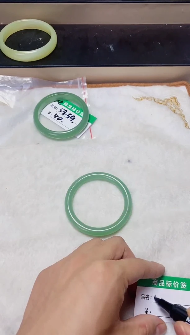 石英质玉（天山翠）手镯未镶嵌55  59