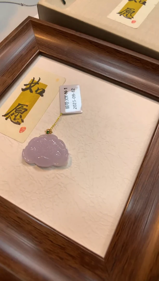 颈饰18K金镶嵌翡翠莲花