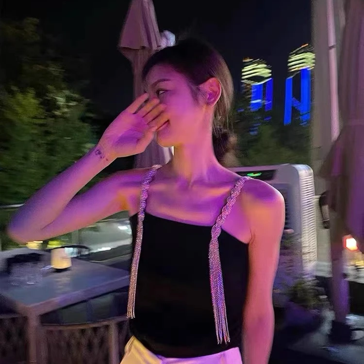 2024修身时尚气质百搭复古小众挂脖无袖单肩设计师连衣裙