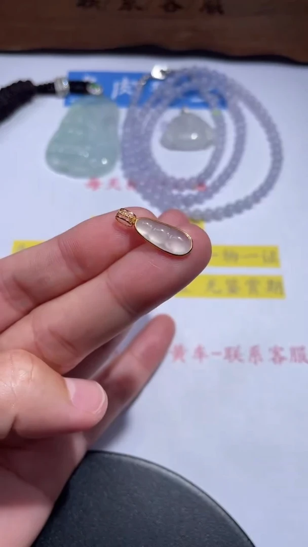 颈饰18K金镶嵌翡翠21