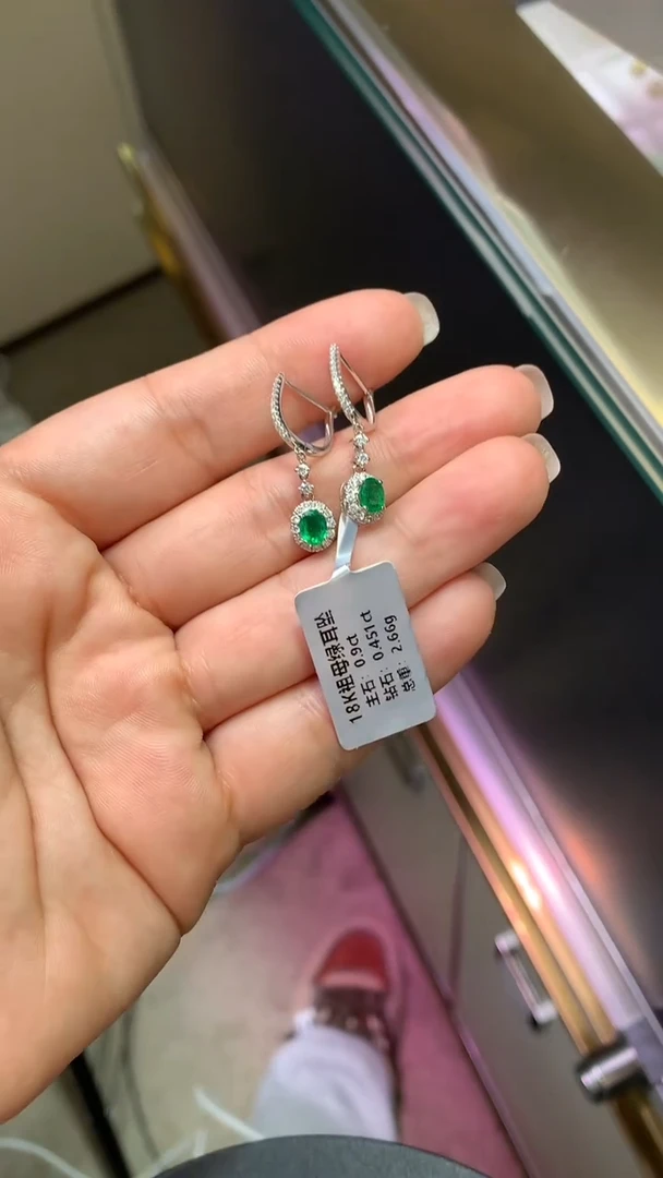 18K金镶嵌耳饰祖母绿0.9CT
