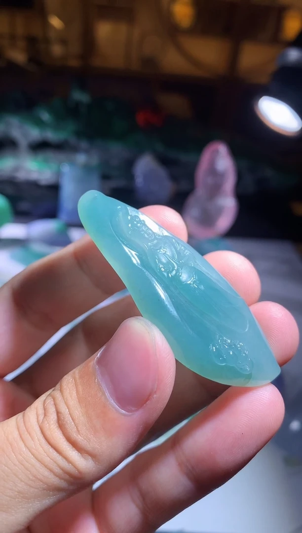 翡翠未镶嵌颈饰站观音