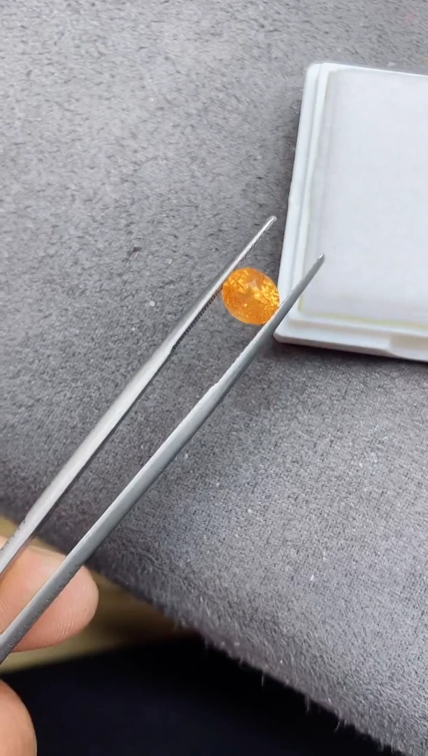 未镶嵌裸石石榴石（芬达石）1.93ct