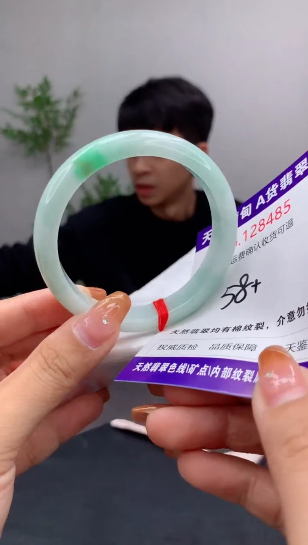 未镶嵌手镯翡翠有纹，完美者勿拍