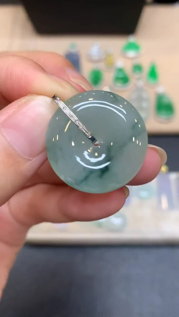 颈饰18K金镶嵌翡翠平安扣【无服务费