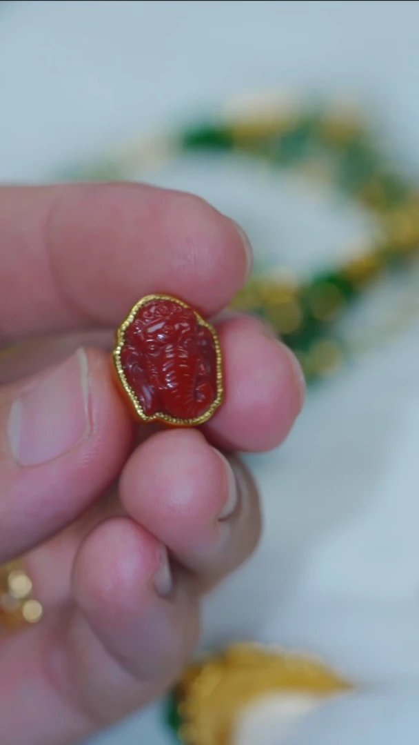 22K金镶嵌南红象神背云南红玛瑙南红象神背云