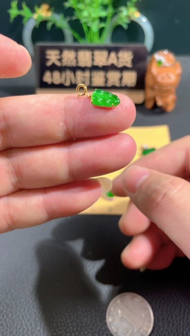 翡翠18K金镶嵌颈饰翡翠