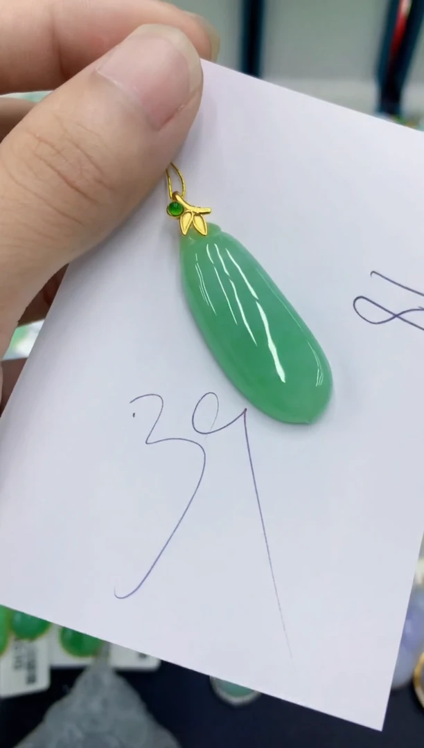 翡翠挂件未镶嵌翡翠