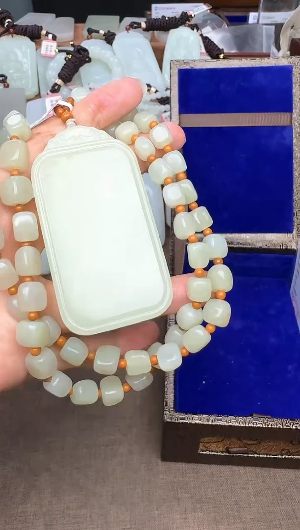 和田玉未镶嵌颈饰云