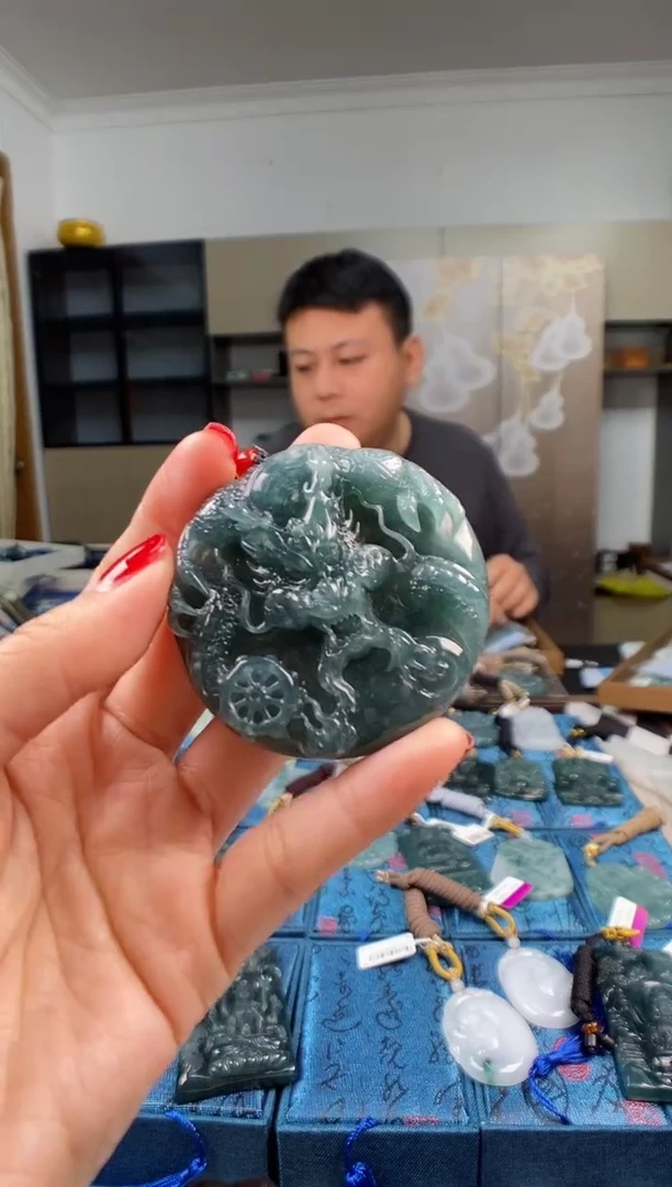 颈饰未镶嵌翡翠  多样性发其一