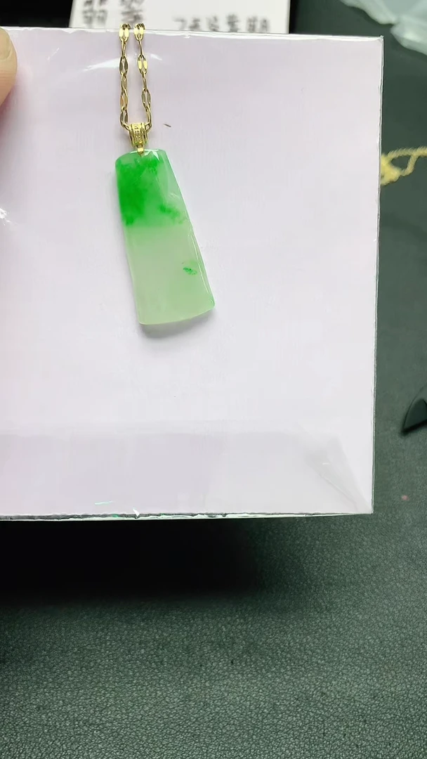 颈饰18K金镶嵌翡翠赠礼盒证书