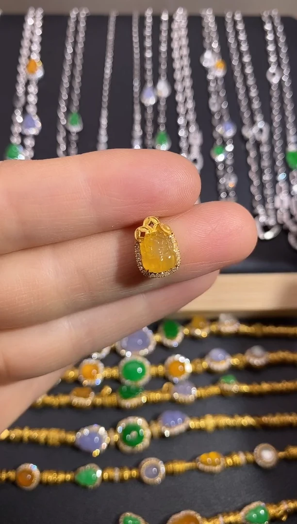 颈饰18K金镶嵌翡翠吊坠