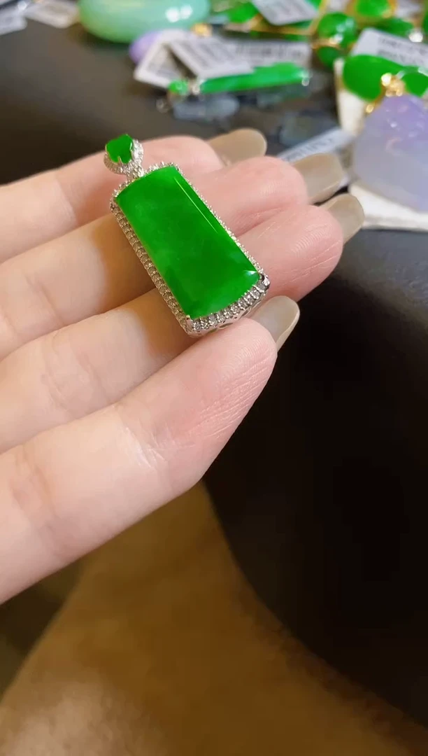 【闪购商品】翡翠颈饰18K金镶嵌无事牌