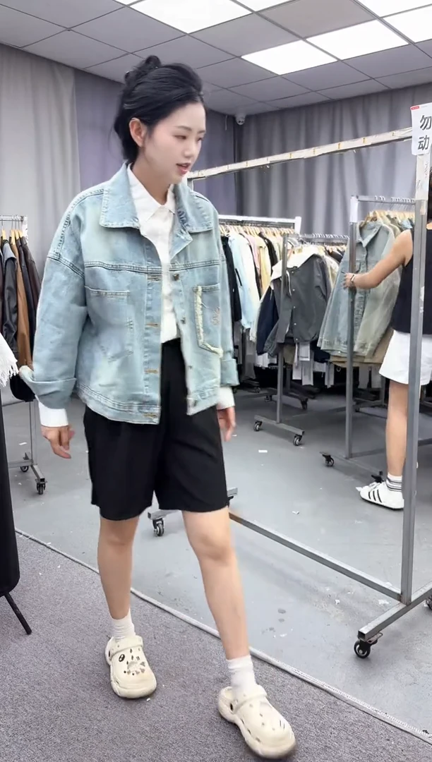 主播身上的牛仔外套