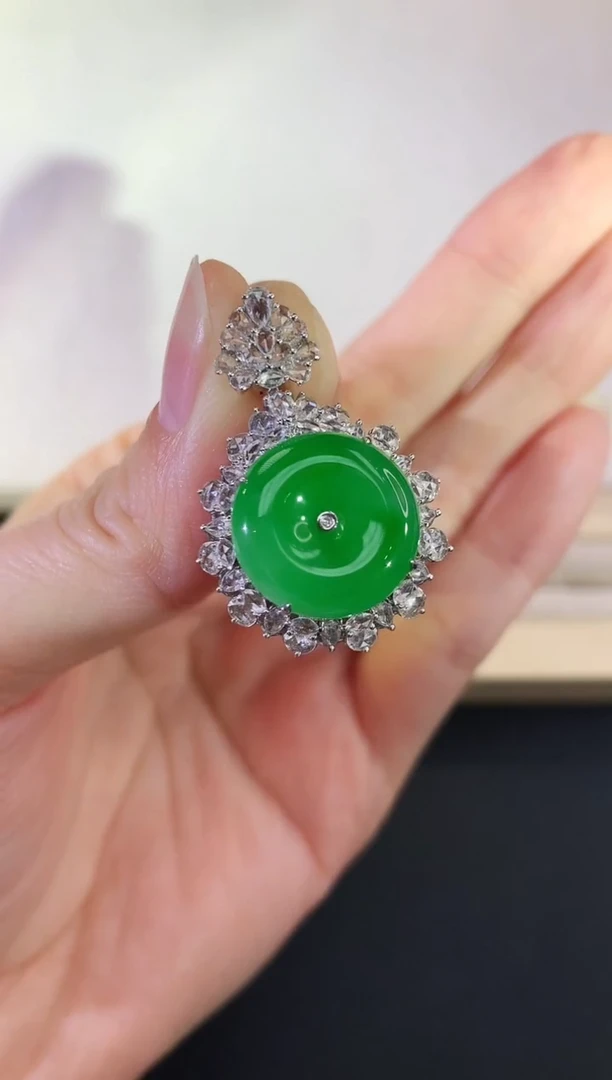 吊坠(不含链)18K金镶嵌翡翠小****子185|84000