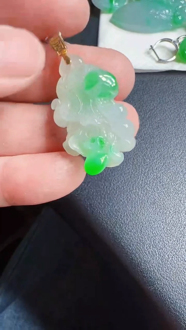 颈饰18K金镶嵌翡翠白菜