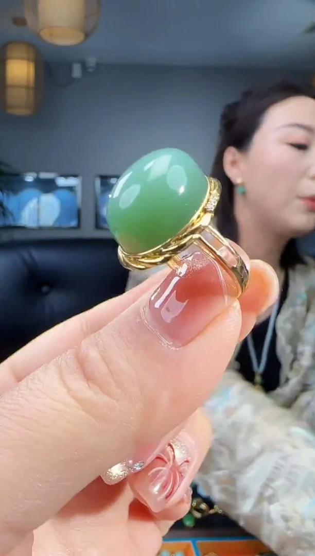 18K金镶嵌戒指和田玉1