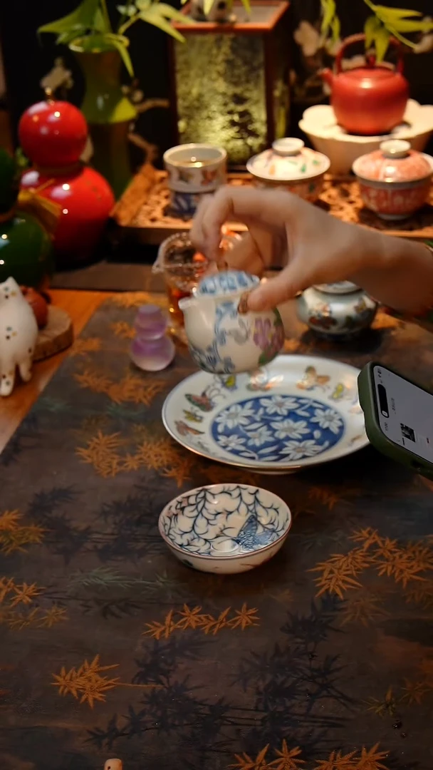 宝瓶云青素坊青花斗彩手抓壶