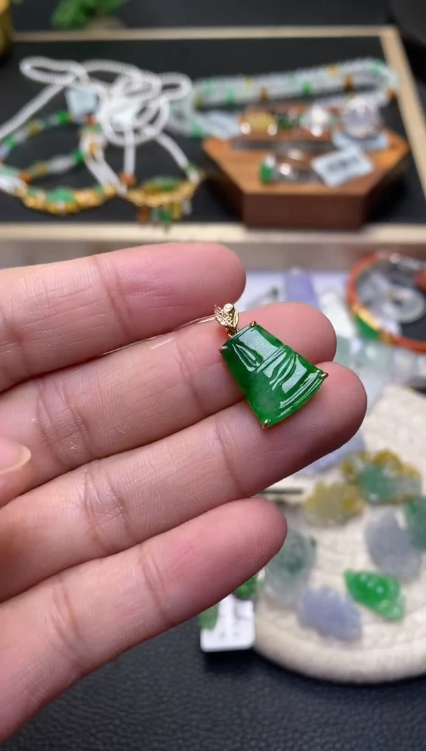 颈饰18K金镶嵌翡翠净货40890