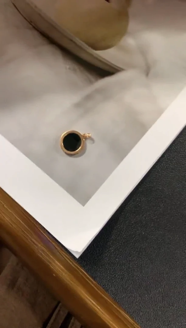 翡翠18K金镶嵌颈饰无事牌