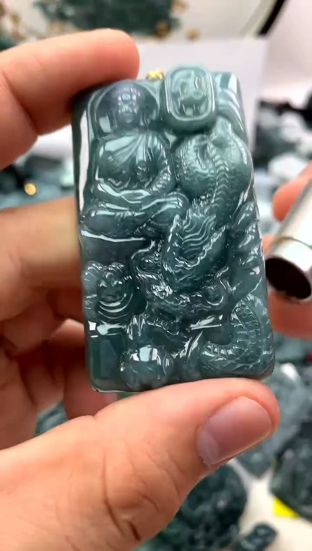 翡翠未镶嵌颈饰大日如来