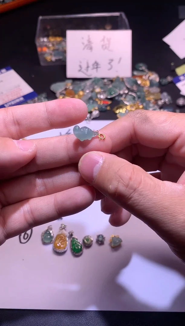 【闪购商品】翡翠吊坠(不含链)18K金镶嵌1