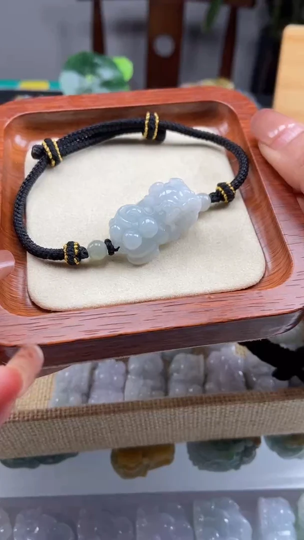 颈饰未镶嵌翡翠貔貅