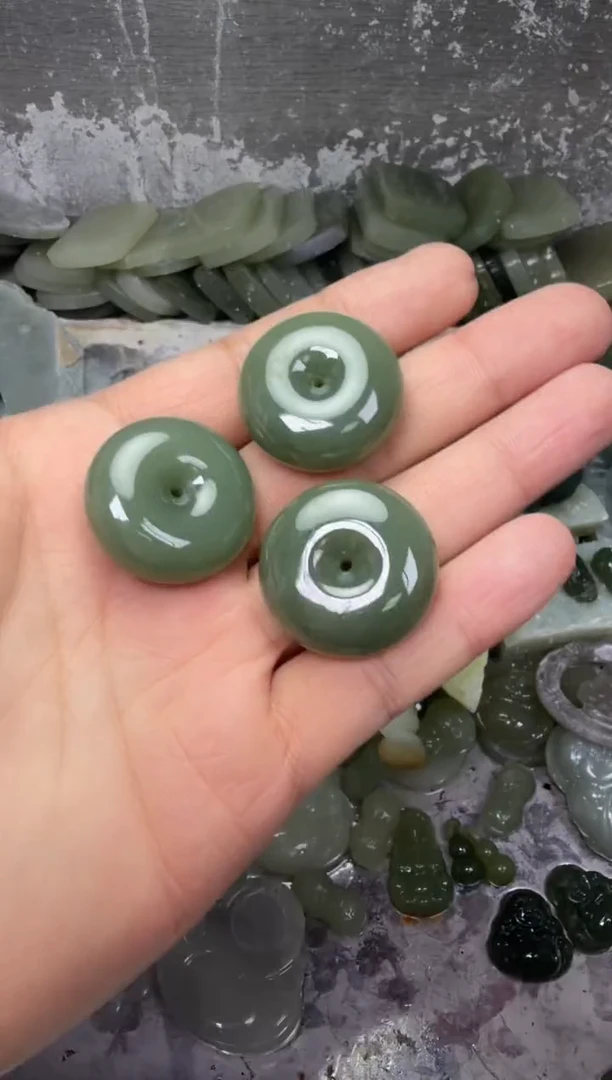 颈饰未镶嵌和田玉湖水绿平安扣