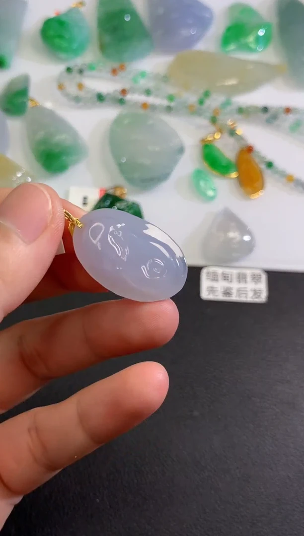 翡翠18K金镶嵌颈饰