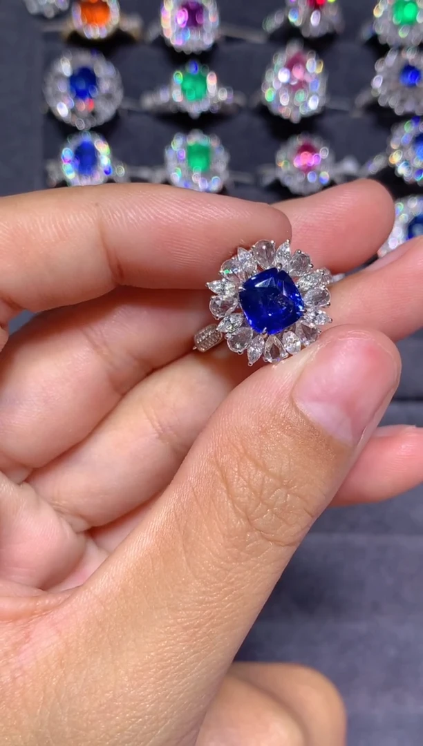 戒指蓝宝石18K金镶嵌2.0CT